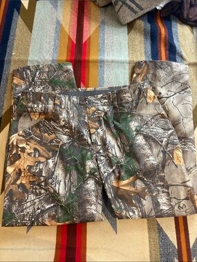 Men’s Under Armour Camo pants. Sturdy pants for wet or cold weather. 38/30 Storm
